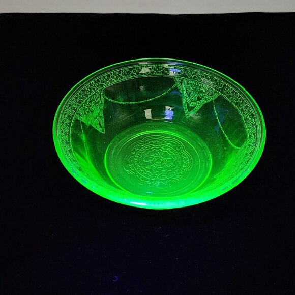 Vintage Antique Uranium Glass Bowl Georgian Lovebirds Design Federal Glass - Picture 1 of 8